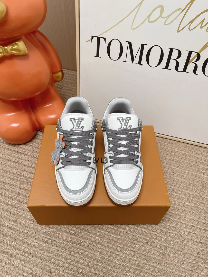 Top Version: Couple money. LV trainer~~New Upgrade~~Classic Return❗ Couple money., Skis., Basketball shoes., Sports shoes…… LVNew Sports Series. The reenactment.. Into the family's many classics.. Super handsome.~~ Full leather fabric., MatchLvThe badge., In the airnet., Original Base, Original shoes,, More details are perfect for the big stuff. size: 35—45（Women41.Men45Do it.）