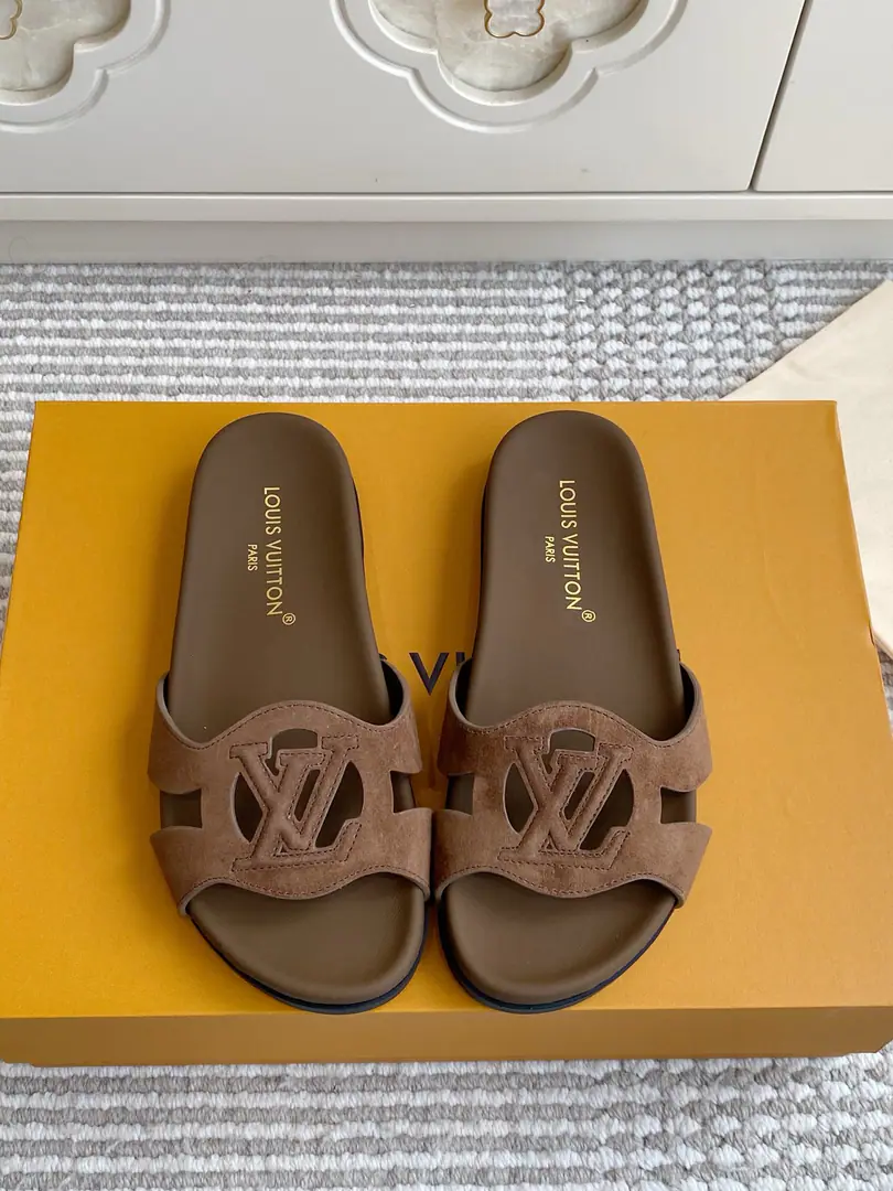 Batch 🐳LV｜ISOLA COMFORTEmpty slippers.✨ The counter.26Summer main boost., He's a very human being.IsolaThe series of chills., It's empty.LogoDesign is so low profile.. Import of head-story parchment+Cows are counter-feat., EmptyLVPrecision cutting Full leather mattress bed., You're not tired walking around in your long clothes. Original flower-stressed, slide-proof rubber floor. size: 35-39（40.41.42Do it.）