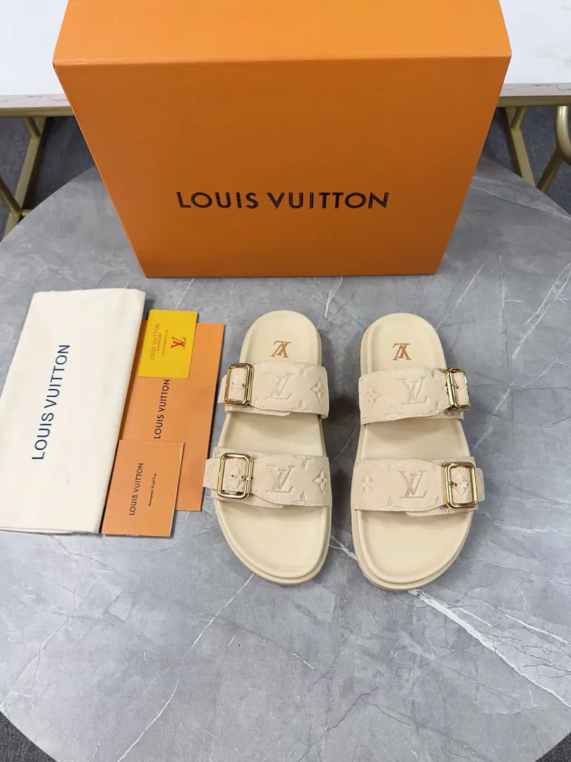 2025New top version of the paragraph: Men LV Louis Vuitton. LHome. Donkey.VeniceSeries Thick - Slugs. Original procurement development Make the goods. Paragraph LV Venice The sand is a pear of cattle leather. Monogram Ballast, A smart little bit of a jig.. A strap-up shoe with a big square button., The cushions and the flexy miniature outers create a light and comfortable wear experience. Send a cabinet for fine packaging🛍📦 ▪️Fabulous.: Original import of head-level cattle skin ▪️Uchi.: The original custom is in the sheep's skin. ▪️Shoes under the sole.: Original modeling smooth-foil bubble material ▪️Bottom: 3.5CM ▪️Size: Men38
