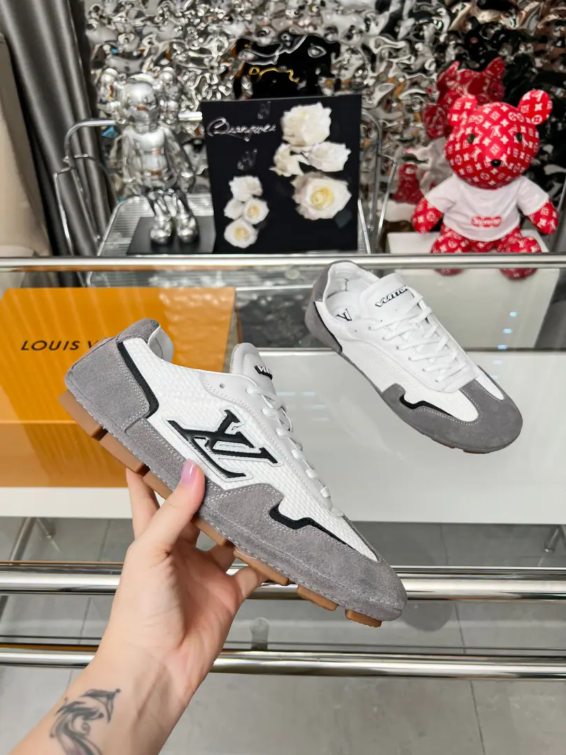 LVNew couple's shoes., Say goodbye., Embrace the thin, thin-deep design., Give freedom to the soul., I'm so comfortable with my steps.. Regod shoes..A nice pair of shoes to wear all summer. Fabulous.: Customize web-faced cow skins Codes: 35-46 Welcome to the next list of maps.