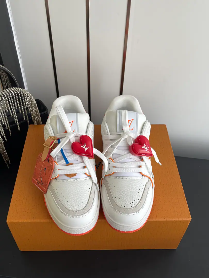🏧[Append➕60] 𝐋𝐕 𝐓𝐫𝐚𝐢𝐧𝐞𝐫Louis Vuitton. Sports shoes Skis.👫Couple money. Original procurement development Make the goods. ParagraphLV Trainer The sneakers are chosen to use cattle leather to shape the face of the shoes., It takes hours of heart sewn to complete.. Classic from Virgil Abloh The hand., Showing inspiration from the ancient basketball shoes.. Fabulous.: Original customized head-level cattle skin Uchi.: The original custom-made air network. Otsumi!: Original Open-Screen Double ColourTPUGroup Bottom Codes: 35-44