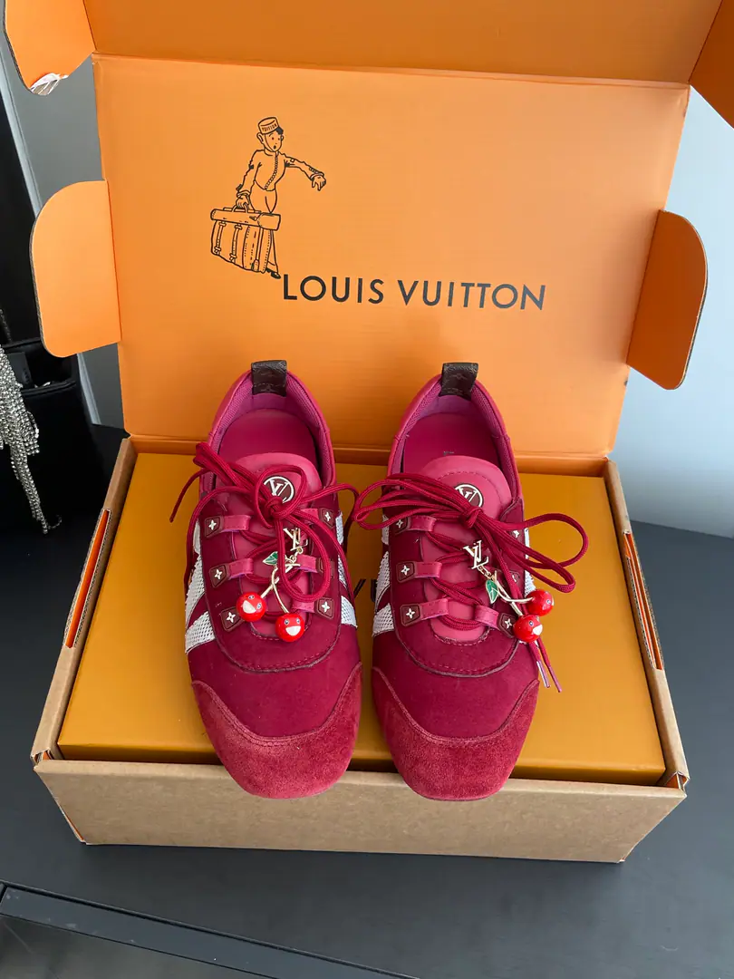 [🍒Cherry.➕60] 🏧𝐋𝐕 SneakerinaThe ballet shoes. Flat shoes, leisure shoes. Paragraph LV Sneakerina Ballet sneakers for summer., Will Monogram Daningbu is a fine match with the same colored cow leather.. The pair of shoes with the color. Monogram Flowers hanging, It's a fun one.. Sides are accelerator. LV Letter and rubber Louis Vuitton logo, The distinctive features of the current design. Monogram Daning's fabric./Cow leather./A leather belt. Louis Vuitton ElementsSacchetto Process infusion TPU Outside Codes: 35-41（40.41Do it.）