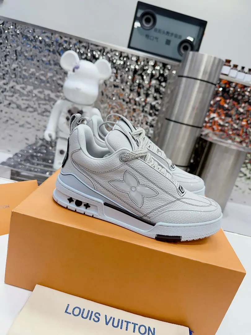Get out of the factory. 𝙇𝙑 𝟐𝟎𝟐𝟑/𝐒𝐒 𝐧𝐞𝐰 Louis Vuitton's skateboarding., LOUIS VUITTON TrainerNo doubt the most successful brand of luxury has been launched.SneakerOne., But the search's not stopping., LOUISVUITTONAnd I'll be there.2023The spring brings a new skateboard series.. The new series in the graph is back.90Age Chunky Skate Shoes♪ I'm seeing ♪, Leather and web-based shoe-making, The fat contour and the rough shoelaces are so hot., I'm expecting it to be like this.TrainerI'm just as good as I am.. ♪ And then I'll be back ♪ DIORShow me the skateboarding., Maybe next year.ChunkyThe wind will be stronger.. Size:Women35-40 Men39-46