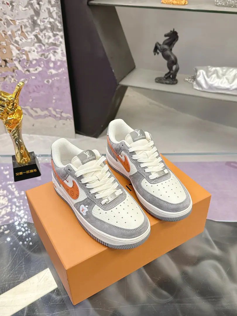 Plant The joints are crazy.💗Couple money. Boxing The quality of the Guangzhou factory. Nike. Air Force LVJoint name-Fly blue. Anniversary high-end custom Low-end leisure shoes. The big factory is of pure quality. Super-cleaning. The skin is cut clean and there's no fur. The details are perfect. Size: 35-45