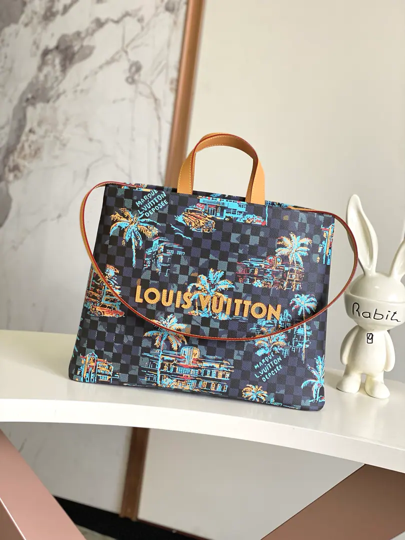 N00218Coconut trees. M13928Full-skin-top manifest Developments Shopper Tote The handbag was inspired by Louis Vuitton's classic shopping bag., It's marked by the same sharp lines and contrasting Louis Vuitton letters.. This handbag is for the selected LVers Damier Ebene Tiled canvas., Match Pharrell Williams It's a colorful exercise. Damier Pattern（It's inspired by the fact that 1888 Year Georges Vuitton A classic design for creation.）. Two top handles and disassemble shoulder belts provide flexible means of carrying., Both practical and unique.. 40.0 x 32.0 x 16.0 centimetres (Long x High x Kuan) • LVers Damier Ebene Tiled canvas. • The leather side of the cow. • Built liner • Make old metal pieces • Carbineer Open • Disableable LVERS UNITED The medal. • Main Layer • The zipper bag. • Internal Double-Standing • Shoulder belt.: Disableable, Unreconciled • Half a band.: 42.0 centimetres • Hand handle.: Hand handle.