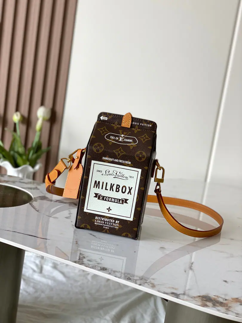 Developments CChip, Original List Enhancement+Half steel hardware., M29326 Paragraph Milk The bag shows a creative display of classic American milk boxes., By Monogram The canvass build bricks., Matchable shoulder belts and nameplates, Both use cattle leather and can be disassembled., Make a companion for modern travellers.. Dimensions:12 x 22 x 10 (centimetres) ((Long x High x Kuan)