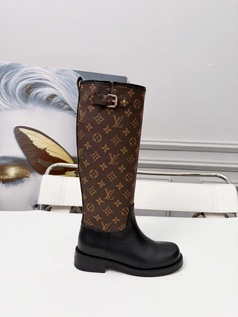 🌹🌹🌹Louis VuittonLouis Vuitton.2026Autumn and Winter High-end Customise The big stars are a red-hot show., A hundred-year-old classic., Excellent process., The upper foot is comfortable.. Paragraph Territory The flat boots are a means of skating the skin of a cow against the rubber element.: Vuitton Identification dots, The rubber-side extension of the boots on the tire., Otsumi!LvMetalLogoMark It's a classic. Fabulous.: Full-pumped cow skin. Uchi.: Lamb skin. Colours: Black Curry Codes35One.40（41 42It's a deal. No re-election.）Welcome to the boss's single boot.