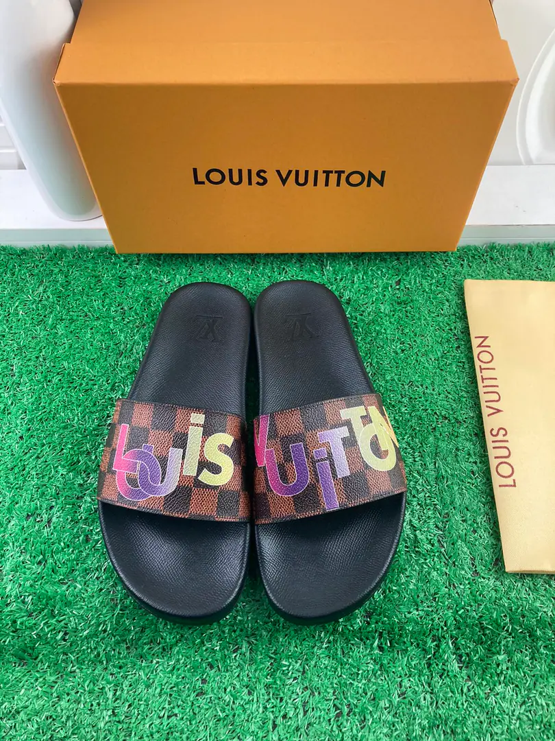 【LOUIS VUITON】2021Louis Vuitton's slippers., Original1.1Make a reservation., The classics of the cabinet.. Heat of shoes.logo, The top counter.logo, No details are missing. This slipper is a special hot spot. The material is made in parallel with the cabinet.. Colours: Multi-Currently Optional, To customize size:Female: 35/36/37/38/39/40/41/42 Men: 38/39/40/41/42/43/44/45/46