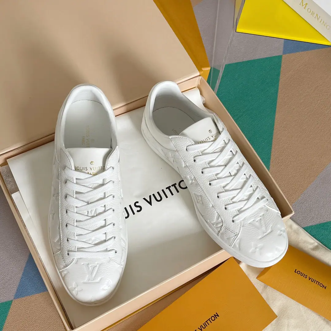 Top Version LVLouis Vuitton.LUXEMBOURGSeries White shoes. Donkey.LHome is a classic. Luxembourg The sport and leisure shoes are made of soft, black-fielded cow hides., It's a Louis Vuitton. Monogram Bars. The lines are simple and clean., Details are fine., Like the gold-coloured Louis Vuitton logo on the shoe tongue and the rubber-side. Monogram Flower pattern. The fittings are for fine packaging.🛍📦 ▪️Fabulous.: Original import of head-level cattle skin ▪️Uchi.: Importing cow skin+In the air network. ▪️Shoes under the sole.: Original OpenTPUSlipboard Base ▪️Bottom: 2.5CM ▪️Size: Men38-45