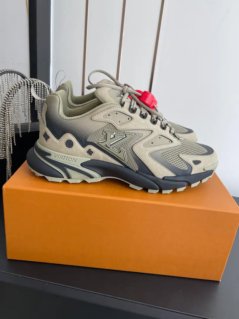 Men [ Append+60 ] 🏧𝐋𝐨𝐮𝐢𝐬 𝐕𝐮𝐢𝐭𝐭𝐨𝐧 LV Runner Tatic Sneaker 2026Spring and summer is the latest.🙋‍♂️Men's sneakers. Dad's shoes.. Combining the fabrics and the leathers of the cattle. The design of the running shoes is going on. And look at Louisville. Spring and summer show. LVLetters and monogram Flowers Spotted Side The cozyness of the linen shoe collar and the technology line. A soft, comfortable foot. ♪ The bright colors of spring and summer match ♪. Codes: 39-45 （45 46Do it.）