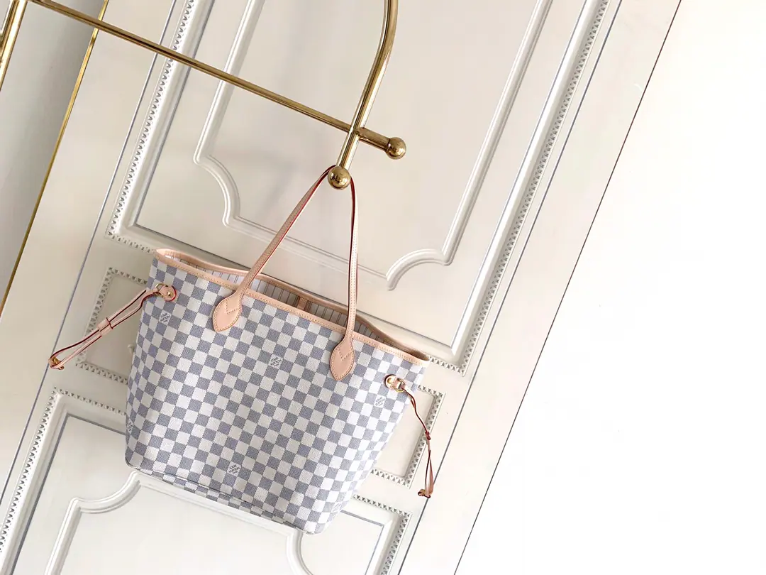 Medium, Dynamic chip C【Original overseas It's so exclusive.M41360Medium 40995】 🎀🎀Classic shopping bag.💋💋Louis Vuitton. Neverfull A new classic handbag., Explore the fine details in the bag. The redesigned insides used fresh fabric lined and inspired by the retrograde details of the Louis Vuitton archives., There's nothing more commendable than a detachable zipper., It can be used as a handbag, either alone or in a handbag., And as an extra pocket.. The bright liner is Monogram The classic canvas adds more lively sense of activity.. Medium Size: （32*29*17） Large size: （40*33*20）