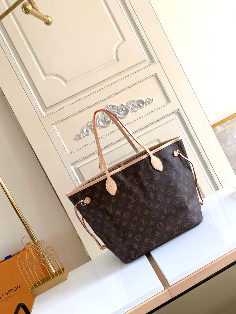 Medium, Dynamic chip C【Original overseas It's so exclusive.M40995Medium 】 🎀🎀Classic shopping bag.💋💋Louis Vuitton. Neverfull A new classic handbag., Explore the fine details in the bag. The redesigned insides used fresh fabric lined and inspired by the retrograde details of the Louis Vuitton archives., There's nothing more commendable than a detachable zipper., It can be used as a handbag, either alone or in a handbag., And as an extra pocket.. The bright liner is Monogram The classic canvas adds more lively sense of activity.. Medium Size: （32*29*17） Large size: （40*33*20）
