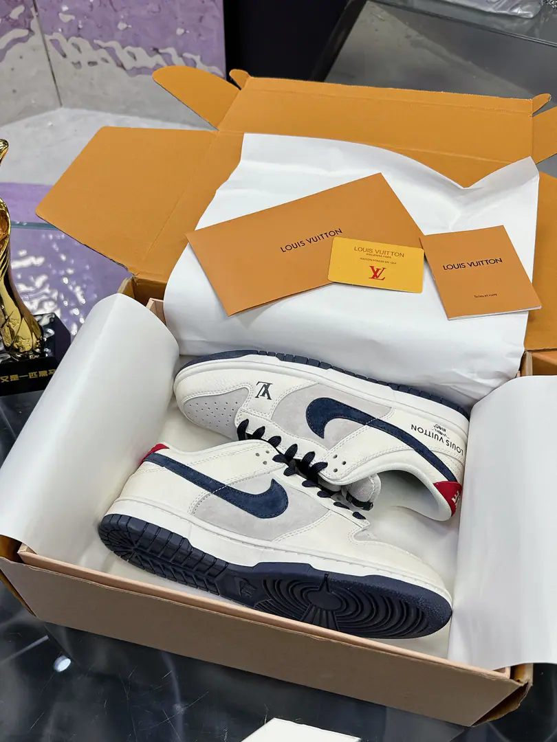 Plant The joints are crazy.💗Couple money. Boxing The quality of the Guangzhou factory. Nk SB Dunk Low LVJoint name-Fly blue. Anniversary high-end custom Low-end leisure shoes. The big factory is of pure quality. Super-cleaning. The skin is cut clean and there's no fur. The details are perfect. Size: 35-45