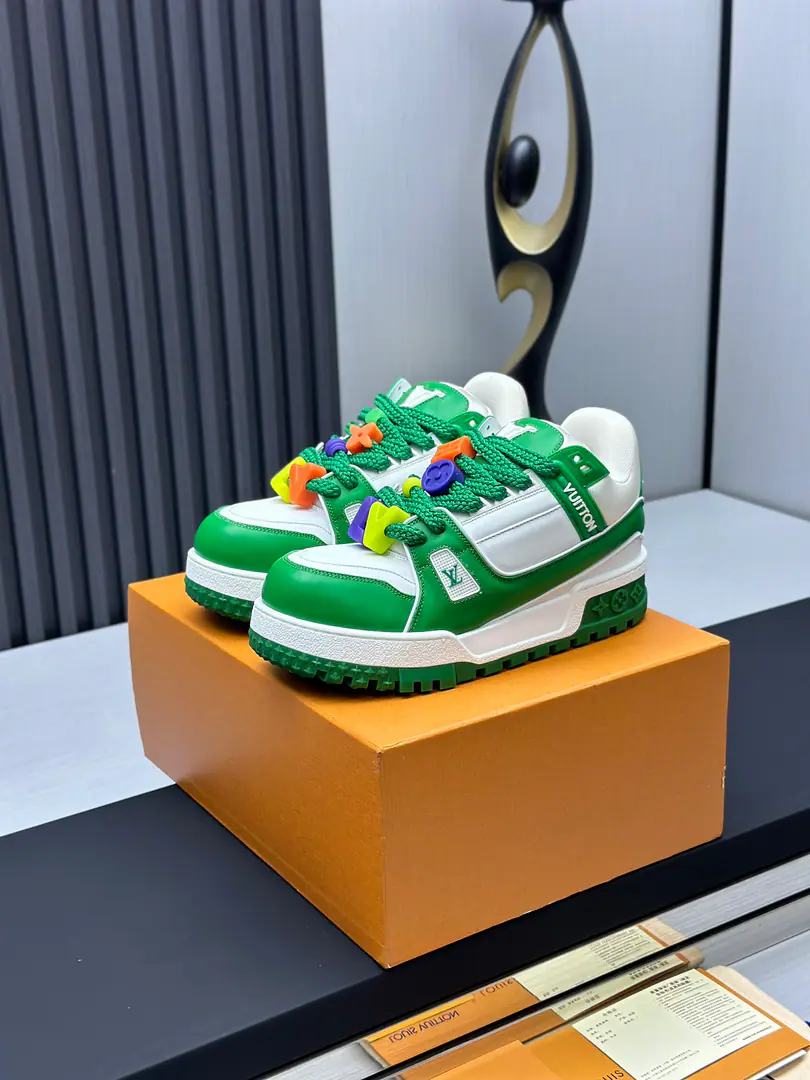 Plant prices Top Version （Fat Ding.）LV-Louis Vuitton.-A classic show. Empty glue process·Original1: 1Develop Rematch！！The upper foot is very comfortable. Luxury materials, - I'm doing a little work., The bottom print is European English letters. The shoe face is combed by Italian imported cow skin., The side of the side is branded.LOGOSigns and signatures, The latest emulsion pad.➕The netted inside., I'm so comfortable with my feet.. Original factory-specific double colourTPUGroup Bottom. Packet process Solid sewn by locks Fabulous.:Uniquely customised head-deck skin. Parts:A private model.Vuitton Marking Uchi.:Customize silk slides.-In the top silk cow. Otsumi!:TPUCombine heavy ground grinding and skating yellow Foot.:New emulsion pads.-The veil is sweaty. Pool process:All computer needles are wired. Shoeheads. Backset Cold thermal mode. Full pull-out. Medium down.logoStripes Box packing -Shoe belt. Certificate Card Notes Accreditation Dustproof bags The best wrapper on the net. Female35-40Men38-46（38/46Make a no-refund order.！