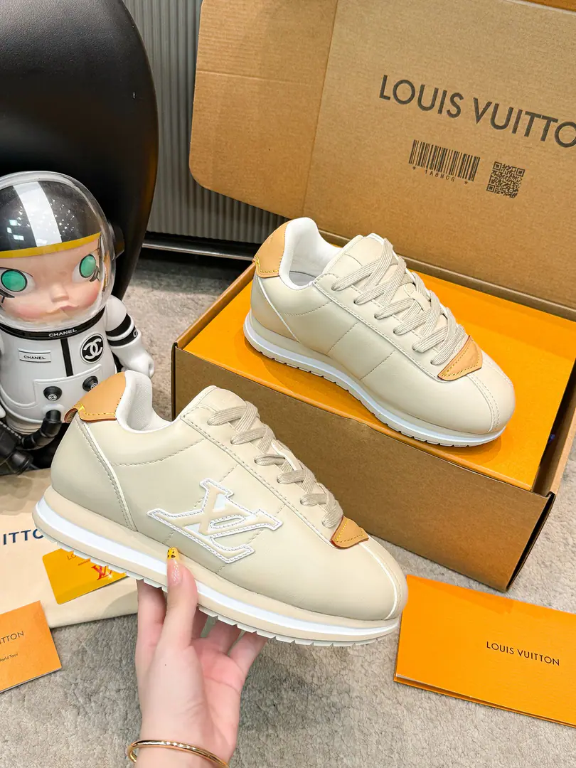 ❤️Couple money. Louis Vuiton Louis Wittenfield's joint show-off fat-ding-ass sports shoes. Gumps. High-end version This series includes a series of sports shoes from the simple style of the game to the popular sneakers. LV It's a sign of its thickness and modern beauty. The other formulas are luxuries, skins. - It's a leather and canvas. Some sneakers are designed with a sense of future. It's a function and comfort. And move on to the sports-style luxury shoes. Every detail is as it is.1:1Development Fashion original custom-made head-decked cow skin Inside, in the air network. The original shoe bottom is skating.TPUMaterial Bottom: 3CM Codes: Women35-40 （Women40I'll make sure I don't change it.） Men39-45 （Men45I'll make sure I don't change it.）
