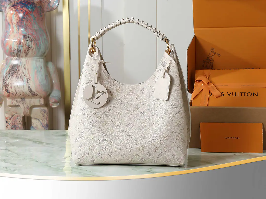 【Top First List It's so exclusive.】M25894 M15118 M53188White Gradient Color This package is for imported particles.TaurillonIt's made of cow skin.！The contours of its fashion are so young., Full skin shawl, wrists and a lady with a double card.oo[Shake hands.][Shake hands.]It's a nice slant on your shoulder., Super-size shiny, copper-locked seal., Add a forward breath., Dimensions: 35x40x17cm