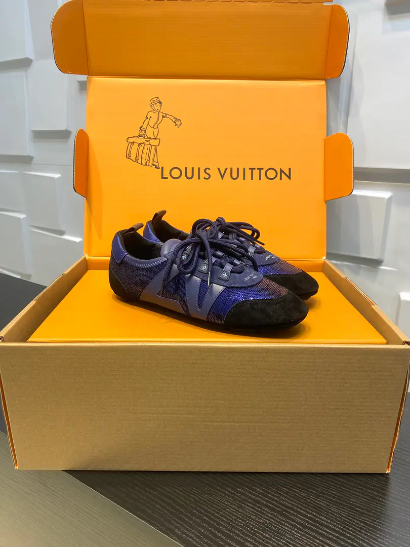 Top Version LVLouis Vuitton. LHome. Donkey. LatestSneakerinaSeries Couple money. Ballet sneakers. - Tetsu. Leisure Flat shoes. Shoes. Original procurement development Make the goods. This one.LV Sneakerina Ballet wind shoes make flow lines with silky cow leather., The comfort of lightly shaped and sports shoes with ballet shoes.. Side LV Marking and Monogram After the canvas, bring the details., Sacchetto Process and TPU The outside is a softer dress. Send a cabinet for fine packaging🛍📦 ▪️Fabulous.: Original customized import of head-level cattle skin ▪️Uchi.: The original custom-made air network. ▪️Shoes under the sole.: Original modifierTPUMaterial ▪️Bottom: 1.5CM ▪️Size: Female35-41