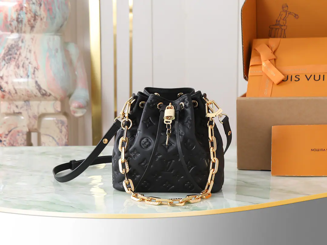 【Top First List It's so exclusive.】M26216Black Full-skin-stamped water bucket bag. New money for the season COUSSIN BUCKET Handbag. Paragraph Bucket Handbags. Monogram Skins of sheep., The choice of a seasoned fashion-blowing achievement., Yes. Coussin The series is a new one.. LV Lock and Dismantled Coussin The chain releases the radiant light of metal., A functional pull-line design with a current style, A wide range of back options for the bag.. 20 x 10 x 20 centimetres(High x Kuan x Length)