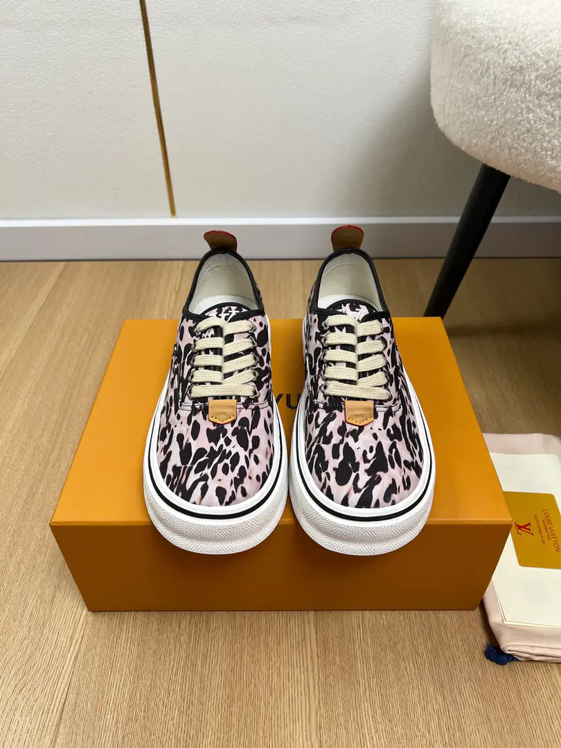 High Version🍸 Louis Vuitton Louis Vuitton. | 2026 ˢˢ LHome.2026Autumn and winter brand new. The owner of the counter is playing a newest-looking Denning cowboy. Pump flowers. Old flower. Thick Leisure sports shoes Slipboard Shoes Series〰 🔝Original purchase development for sale👍🏻Inspired by the... 2000 The ancient contours of the ages., LV Tilted It's a classic low-life man's sneakers.. It's a name that's a little slanted on the shoe tongue. LV Embroidation markings. The widebanded shoelaces are visible in proportion to the thick rubber plastics., Shoeheads. Damier Chessboard Ripples and Extradients Monogram Flower extension logo design language. This version is based on soft, fury cow leather., Leather eye blades highlight a motoon sneakers with a technologically superior processor.😍Full Details💯 ♺Shoe.: Original custom cloth stamp ♺Uchi.: Imports of sheep's skin ♺Otsumi!: Original OpenTPUSlipboard Base ♺Bottom: 3.5cm ♺Codes: 39-46（45.46Custom） ♺Packaging: Original Packaging+Aircraft box ♺Plant price