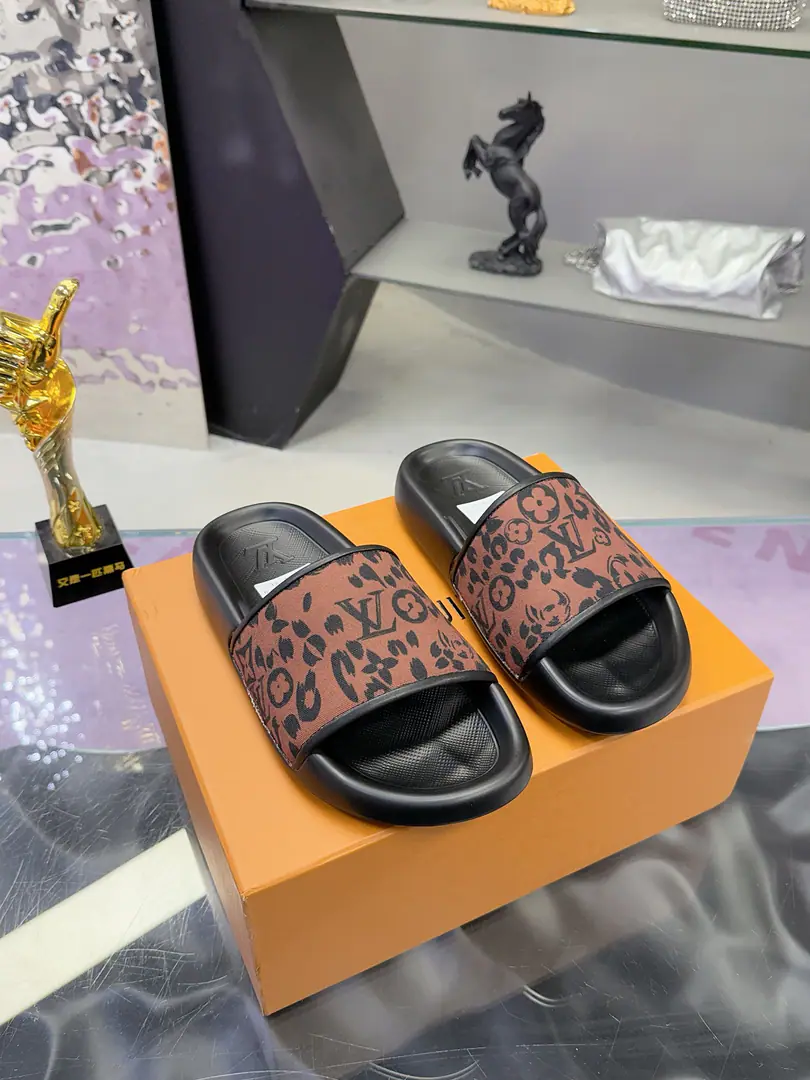 Plant 🐴🐴Louis Vuitton.🎉The money's on the market.🎉🎉🎉 LV | Louis Vuitton. 💎 🧡💚Spring and summer brand new. Top Version⚠️ The owner of the counter is making a new payment. - A couple of loose-ass slippers. New hardware.🆕 ❥BSRequisition level！It's a great sense of excellence.！A huge amount of money from domestic and international bloggers., Old and fashionable. The upper toe blew up.！The boss's push.★ ▪️Shoe.: Original Facsimile Specific ▪️Uchi.: Import mixed sheep skin ▪️Otsumi!: The original is starting to burst into the bottom. ▪️Shoes.: Female size35-39（40.41Custom） Men40-44 （45Custom）