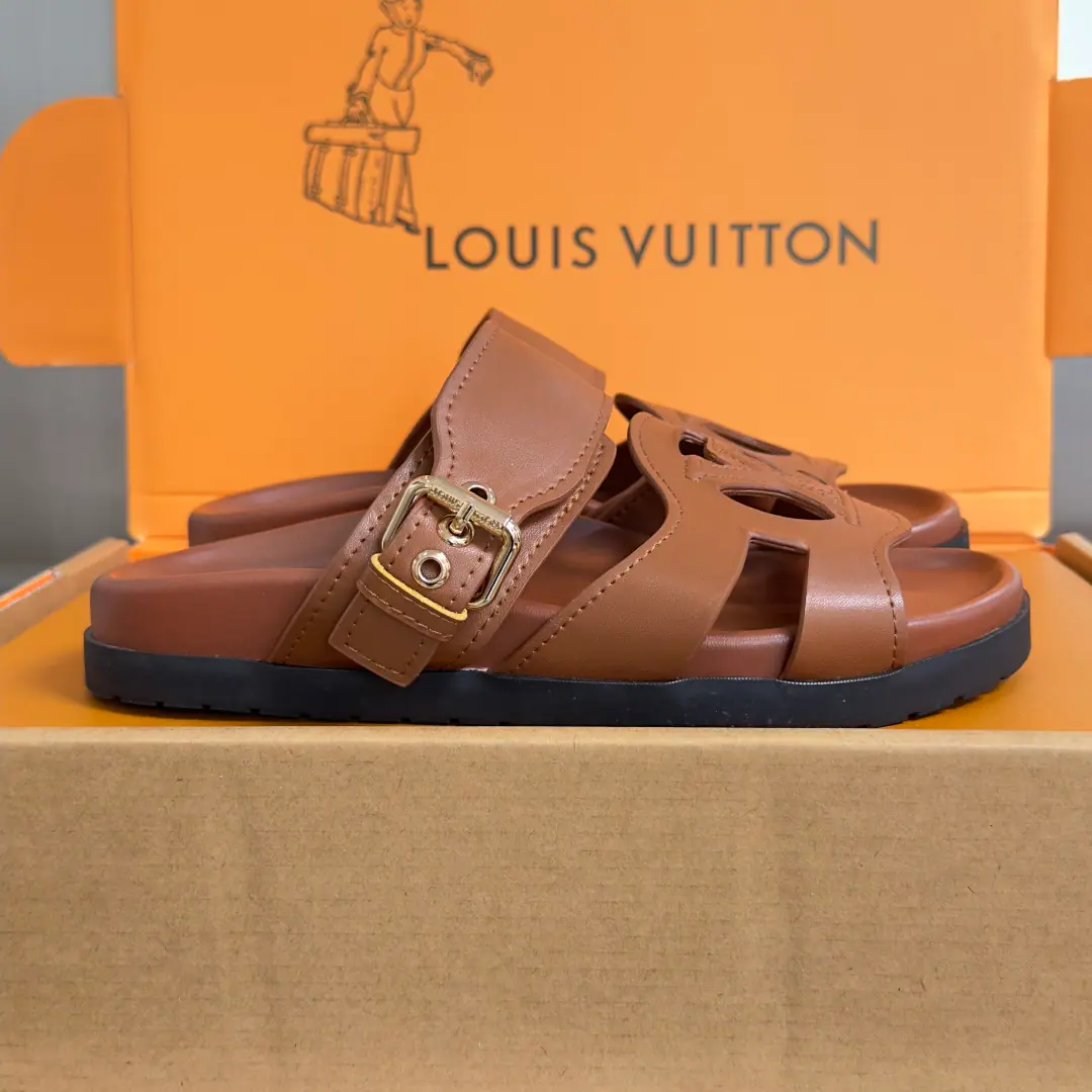 Top Version: Female LV Louis Vuitton.LHome. Donkey. Isola ComfortSeries Thick - Slugs. Paragraph LV Isola Comfort The sand is re-released with soft cow leather. LV Isola Series, It's a simple and pleasant study.. There's a prefix. LV Circle Pattern, The modifier belts add a saturation to the buttons and eyes.. The comfort of wearing a luxurious shoe pad with a light rubber outside. Send a cabinet for fine packaging🛍📦 ▪️Fabulous.: Original customized import of head-level cattle skin ▪️Uchi.: Original custom customised in soft sheep skin ▪️Otsumi!: Original Open Model Slide-InTPUMaterial ▪️Bottom: 3CM ▪️Size: Female35-41