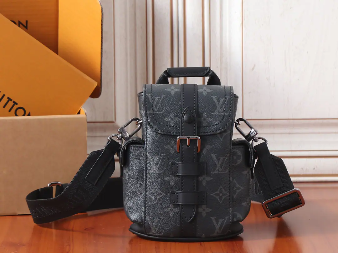 【 C01Dynamic chip】Top First List, Development of the original✨‼️Paragraph Nano Christopher The handbag is so smart that Louis Vuitton is so good at it. Christopher The essence of the double shoulder bag., Let's look at the side pocket., The spring buttons and the button details.. Dismantled shoulder belts with D Ring Add Slash Selection, Or a single shoulder bag.. Monogram Eclipse A strap of springs and a strap of a fabric of leather on a lasaic canvas with a metal pocket.: Disableable, Adjustable！！Model:M82769. Dimensions:14x19x6CM