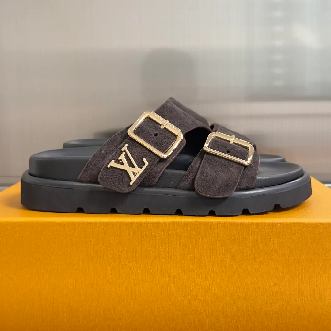 Top Version:Couple money. LVLouis Vuitton. LHome. Donkey. Thick Double buttons. Floor Beach shoes. Shoes. LVThis pair of pairs of thick slippers., Metal double button, It's a very good touch.！Dark design, I'm getting taller and comfortable., I'm always wearing clothes or on vacation.. Metal buttons are reconciled, Foot-tailed, Fashionable and practical, It's the high end of the summer. Send a cabinet for fine packaging🛍📦 ▪️Fabulous.: Original customized import of head-level cattle skin ▪️Uchi.: Import soft skin ▪️Shoes under the sole.: Original model rubber bubble material ▪️Bottom: 3CM ▪️Size: Female35-42（40 41 42I'll make sure I don't change it.） ▪️Size: Men39-46（45 46 I'll make sure I don't change it.）