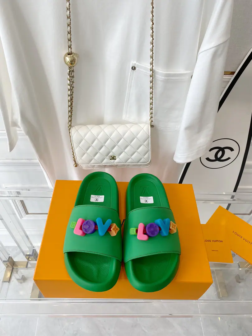 New exclusive.Lv2023ssHigh-form slippers ♻️The original development really did it.1:1 Top Version⚠️Welcome to the comparative market version.💯Code35-45