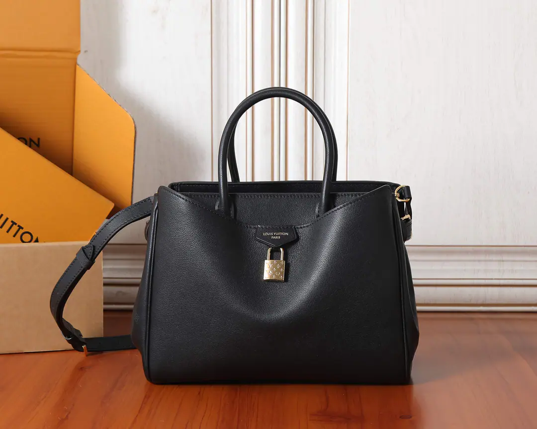 【 C01Dynamic chip】Top First List, Development of the original✨‼️This one.Vendôme PMTogether, Ever and Modern Beauty., It's a daily handbag with a light display of fashion.. The bags are made of soft little cow skins with a clothed face., And it's a low profile, branding.MonogramThe gold lock on the pattern.. The wide bag has a corrugated tight side belt., To facilitate the expansion of capacity, There's a wide zipper pocket., And with hook design.. ObscureOne or two buttons in a black cow leather shirt can be a bit of a bit of a bit of a bit of a bit of a bit of a bit of a bit of a bit of a bit of a bit of a bit of a bit of a bit of a bit of a bit of a bit of a bit of a bit of a bit of a bit of a pea.1One of the inner hooks can be used as another.1A decorative lock one.1A outer pocket with a magnetometric design.4A metal bag under a nail to put a smart phone in., Headphones, Capucines Silver bag., A4 File and key belts.: Dismantled, Adjustable！！Model:M26502. Dimensions:28.5x22x14.5CM