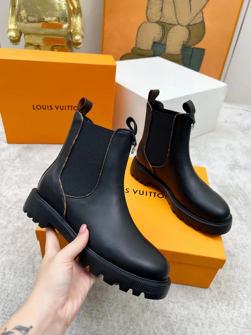 LOUS VUITON 🔥🔥🔥️ Louisville.2026The official network's latest booty., Official Network💯Original one to one.. LV Beaubourg Use calf skin to present Chelsea-style shoes., A pair of light and thick., More. Monogram The canvas is swollen and the sutures are slashed and sewn separately., A smart performance of a soft and tender zillion.. It's a comfort., A nice, fancy, fashion boots with a hundred feet on them.. Shoe.: Full-feather cow skin.. Inside, put your feet on the inside.: Lamb skin.. Colours: Black/Curry 35to40Code, (414243The code is fixed.) Plant value Welcome to the boss's order.！