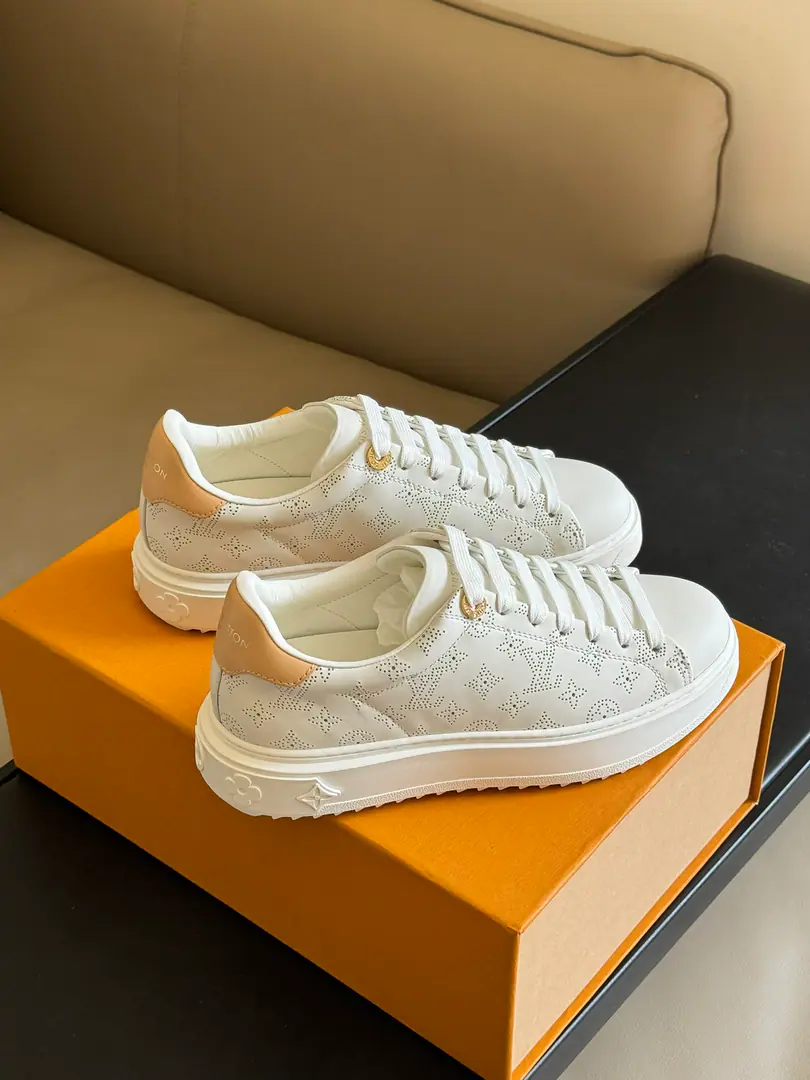 Top Quality Louis vui……tton ss24 new arrival～ LIt's a classic thick-down sneakers.2024Spring and summer new edition🆕 ParagraphTime Out Soft cow leather for sneakers., Light up the side-side sign with a bright eye.. The placarded eye and the back metal skins are rich in detail., The thickest rubber outside. Monogram Flowers.. Top class.35-41