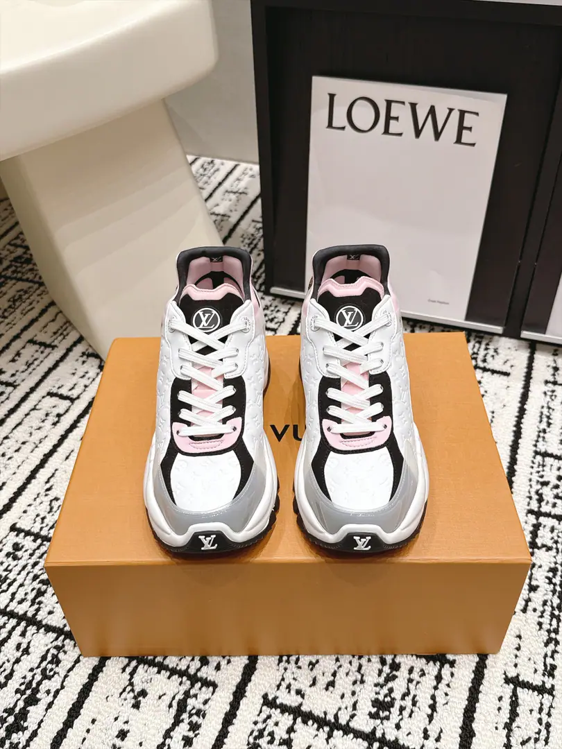 Requisition level #Female Louis Vuitton Run Away 26/New paragraph Leisure sports shoes​​ This is... ​​Louis Vuitton Run Away Sports shoes​​, White net shoes with silver leather., A light blue dot in the shoe tongue and shoelaces., Dark design, Both the tongue and the side of the shoe. LV Circle logo. The whole thing... LV Two years of a hot, old-fashioned shoe.. The shoes are not bad., A few key points. ​​Quite new.​​: White + Silver + The blue color is very good., Summer is a perfect dress.. ​​We're getting thicker.​​: It's a certain increase., But it's not that big a deal., It's natural to wear it everyday.. ​​I'm gonna get some air.​​: It's not boring in summer., Comfort is good in the same price.. ​​More colours​​: Except for this white blue color., And black and white., Pink, Full white waiting for multiple colours. Size: 35-39（40.41I'll make sure I don't change it.）