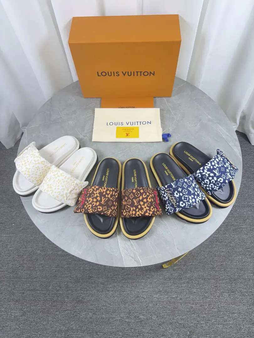 🌈LV | Louis Vuitton. ²⁰²³ 𝐬𝐬 🧡💚2026Spring and summer. Top Version‼️Original unamended The owner of the counter is making a new payment. Fairy slippers. New hardware.🆕 ❥Requisition level！It's a great sense of excellence.！A huge amount of money from domestic and international bloggers., Old and fashionable. The upper toe blew up.！The boss's push.★ ━━━━━ ЅᏇєєt ━━━━━ ▪️Shoe.: Original-made cow-coloured fabric ▪️Uchi.: In sheep. ▪️Otsumi!: Rubber bubbles are high-end, deep-ground. ▪️Shoes.: 35-46（46-45Custom without re-offer）Batch