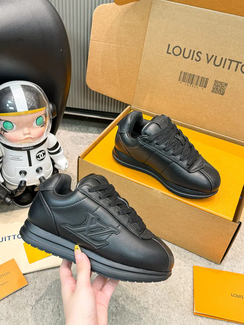 ❤️Couple money. Louis Vuiton Louis Wittenfield's joint show-off fat-ding-ass sports shoes. Gumps. High-end version This series includes a series of sports shoes from the simple style of the game to the popular sneakers. LV It's a sign of its thickness and modern beauty. The other formulas are luxuries, skins. - It's a leather and canvas. Some sneakers are designed with a sense of future. It's a function and comfort. And move on to the sports-style luxury shoes. Every detail is as it is.1:1Development Fashion original custom-made head-decked cow skin Inside, in the air network. The original shoe bottom is skating.TPUMaterial Bottom: 3CM Codes: Women35-40 （Women40I'll make sure I don't change it.） Men39-45 （Men45I'll make sure I don't change it.）
