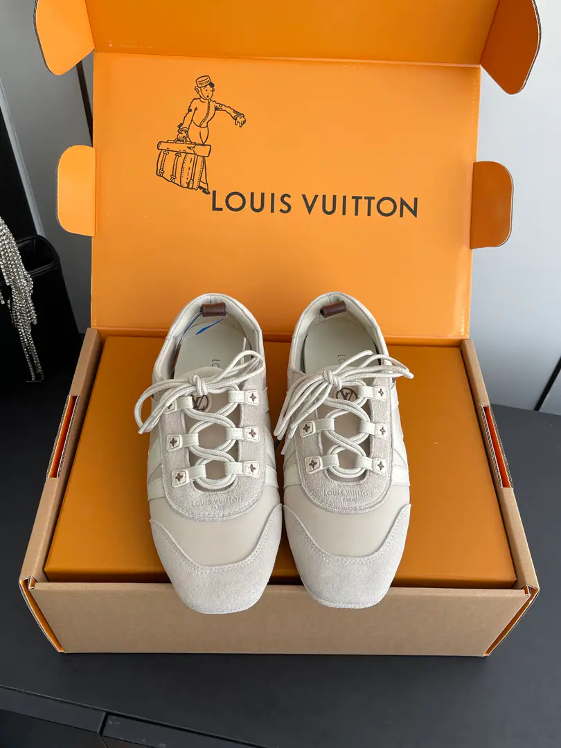 [Append+] 🏧𝐋𝐕Louis Vuitton's ass is a spring and summer.SneakerinaSeries Ballet sneakers. - Tetsu. Sneakerina Ballet wind shoes make flow lines with silky cow leather. The comfort of lightly shaped and sports shoes with ballet shoes. Side LV MarkingMonogram After the canvas, bring the details. Sacchetto Process and TPU The outside is a softer dress. Three pieces of accessories. Make it work. Fabulous. Original customized import of head-level cattle skin Uchi. The original customizes the original air network to be the foundation of the original. NoteTPUMaterial Codes: 35-41（40.41Do it.）