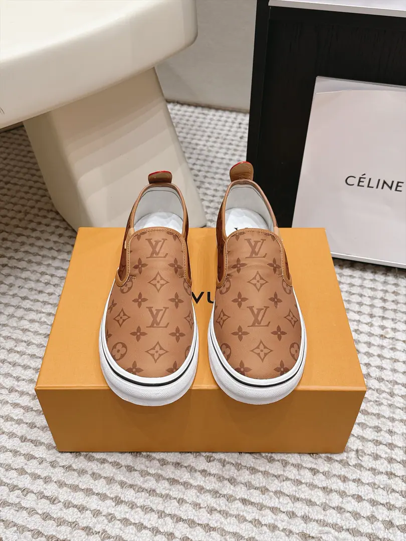 Requisition level #Men LV 27/New paragraph The joint name of the Fed.Combi Men's leisure shoes. LV Louis Vuitton. 27ssThe joint name of the Fed.CombiSeries Thick Leisure Sports shoes LeFlell Shoes. Shoes. Louis Vuitton introduced a new version.2027Show series. These new personal styles. It's bringing us different styles. Fabulous.: Original customized imports of cattle skin/Layout Uchi.: Original custom customised in soft sheep skin Otsumi!: Original modeling of slide-resistant rubber material Bottom: 2.5CM Size: Men39-45