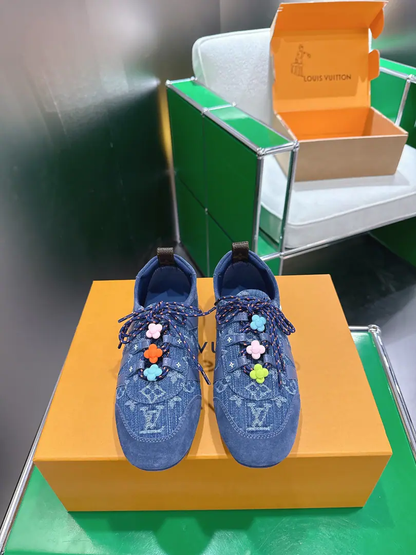 Top Version Louis Vuitton SneakerinaThe ballet shoes. Flat shoes, leisure shoes. ‼️ Paragraph LV Sneakerina Ballet sneakers for summer., Will Monogram Daningbu is a fine match with the same colored cow leather.. The pair of shoes with the color. Monogram Flowers hanging, It's a fun one.. Sides are accelerator. LV Letter and rubber Louis Vuitton logo, The distinctive features of the current design. Monogram Daning's fabric./Cow leather./A leather belt. Louis Vuitton ElementsSacchetto Process infusion TPU Outside Codes: 35-39（40Do it.）