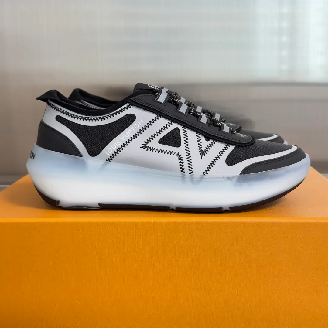 Top Version: Female LV Louis Vuitton.LHome. The donkey is new.Sprint Series Thick Network Breathe. Leisure Sports shoes Run-shoes. SPRINTSports shoes, This sneakers are made in combination with a variety of functions., Best support for foot., It's really comfortable in it., And show a fashion style that is elegant and elegant., Semitransparent flex-shoe soles, Make the design perfect. The counter is beautiful.🛍📦 ▪️ Fabulous.: Original custom technology web material ▪️ Uchi.: The original imported air network. ▪️ Shoes under the sole.: Unique modeling for smoothing.TPUMaterial ▪️ Bottom: 4CM ▪️ Size: Female35-40