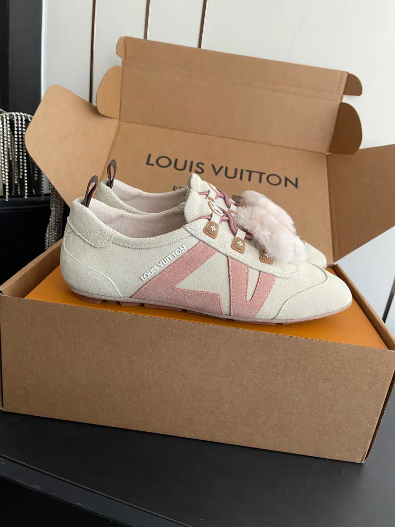 [Append+] 🏧𝐋𝐕Louis Vuitton's ass is a spring and summer.SneakerinaSeries Ballet sneakers. - Tetsu. Sneakerina Ballet wind shoes make flow lines with silky cow leather. The comfort of lightly shaped and sports shoes with ballet shoes. Side LV MarkingMonogram After the canvas, bring the details. Sacchetto Process and TPU The outside is a softer dress. Three pieces of accessories. Make it work. Fabulous. Original customized import of head-level cattle skin Uchi. The original customizes the original air network to be the foundation of the original. NoteTPUMaterial Codes: 35-41（40.41Do it.）