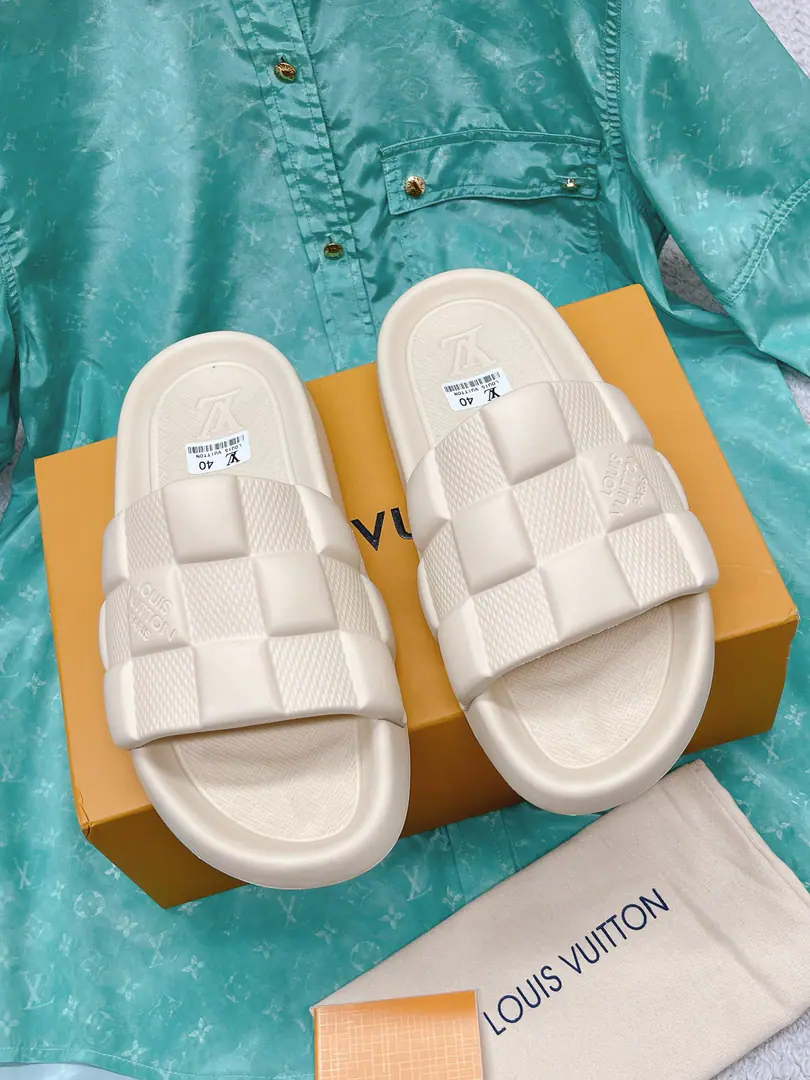 Out Couple money. LV 2023Summer New Money MonogramFrozen slippers Original TemplateI Materials Soft and moderate., Like coconuts. The bottom of the shoe is not easy to slip.. Total waterproof rubber I Body, The position of the soles is designed to be wide., It's not stuck in the back. It's a drag. Codes35-45