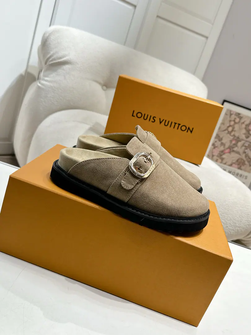 I'm sorry, but I'm not sure I'm gonna be able to get a new purse. winterbreak comfert Flat slippers.LV Letters andMonogram The skin of the flower-drawn pattern., It's a mix of wool., It's all right to wear it inside and outside.. Pure wool., High-density foam material from the water table, Light and comfortable., There's a certain thickness on the soles., It's good to be up and up.！Fine. size:35-45