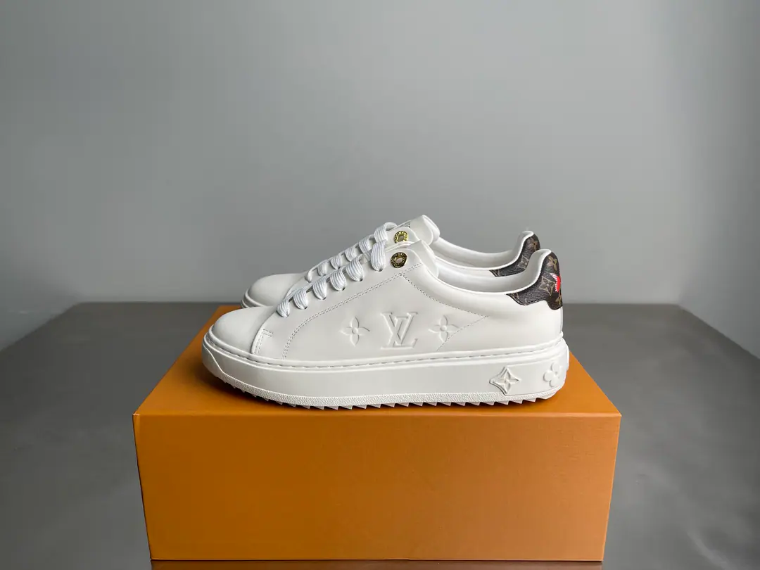 Paragraph Time Out Sports shoes for extraction Monogram Daningbu is a new act of smooth cow leather.. Colour Monogram The flowers hang above the rings., It's a fun one.. Back with the leather edge and the light and thicker outer bottom. Monogram Flowers are very visible.. Codes: 35-42Code,（34and42Codes can be ordered.）