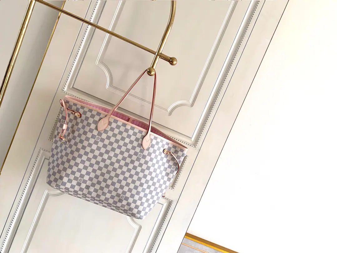 Big dynamic chip. C【It's so exclusive.M41605Big number.40990】 🎀🎀Classic shopping bag.💋💋Louis Vuitton. Neverfull A new classic handbag., Explore the fine details in the bag. The redesigned insides used fresh fabric lined and inspired by the retrograde details of the Louis Vuitton archives., There's nothing more commendable than a detachable zipper., It can be used as a handbag, either alone or in a handbag., And as an extra pocket.. The bright liner is Monogram The classic canvas adds more lively sense of activity.. Medium Size: （32*29*17） Large size: （40*33*20）