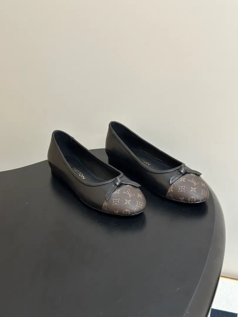 26SsSpring new moneyLouis Vuitton LV X TM DARLING The village of Ryu, the old ballet and butterfly, is a classic colored single-shoe match./Fly-faced boat shoes. ParagraphDarlingBallet soles are used in a lot of ways.Monogram MulticoloreThe canvas., To Louis Vuitton and Japanese artist Utshiro.. A classic ballerina shoe with a little skin. The tan edge and the bow., Soft leather soles are perfected and ready to fit.. Shoe.: Customize old flower skins/Lamb skin./Psych, skin. Inside, put your feet on the inside.: Lamb skin. Shoes under the sole.: Italy is a big-ass country. Codes: 35-39（40.41.42I'll make sure I don't change it.）