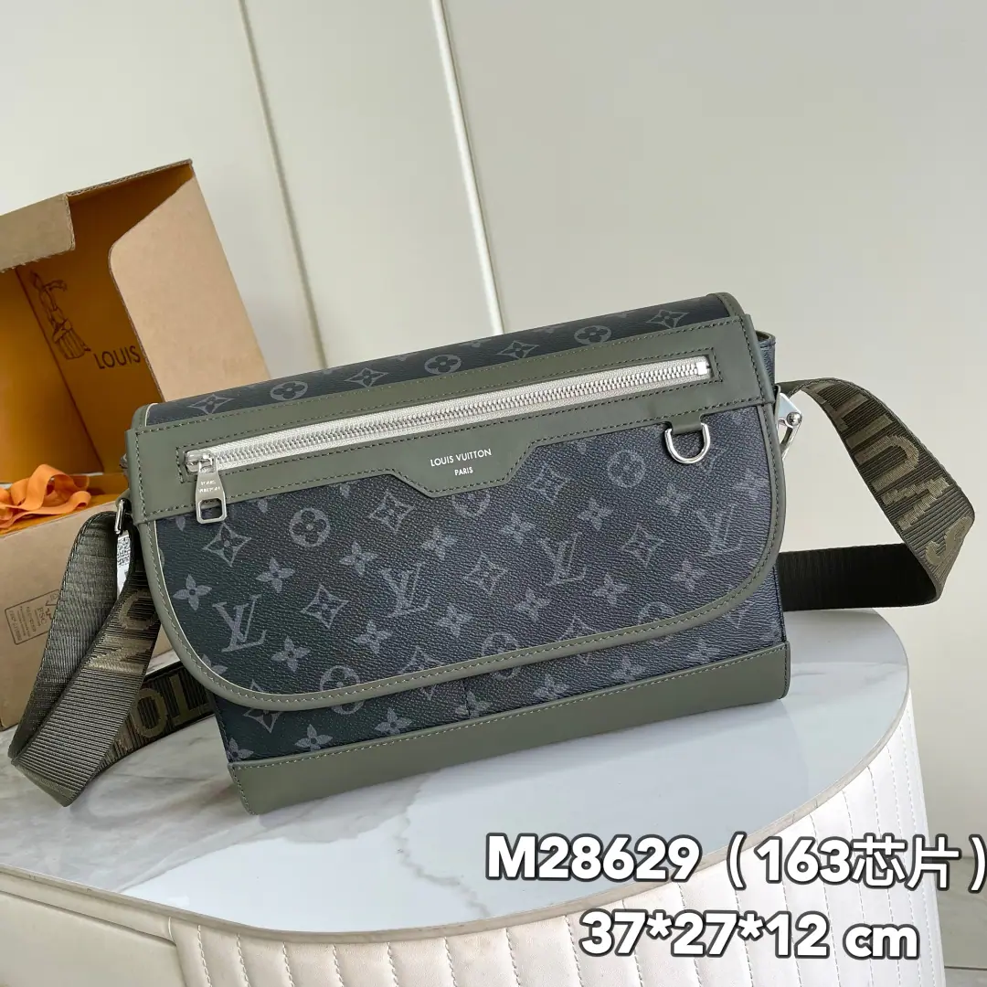【 C01 Chip version】 Internal pricesP Paragraph: M28629, Original List Enhancement💪【I'm taking a background picture.】✨‼️Paragraph Courrier Postman packs are used Monogram Eclipse The canvas., Inspired by the... 2000 The Japanese street dress style of the era, It's a pair of fine leather.. The zipper and the flip-over bag provide ample room for the harvest., Query for the straps to be reconciled.. 37 x 27 x 12CM (Length x High x Kuan)