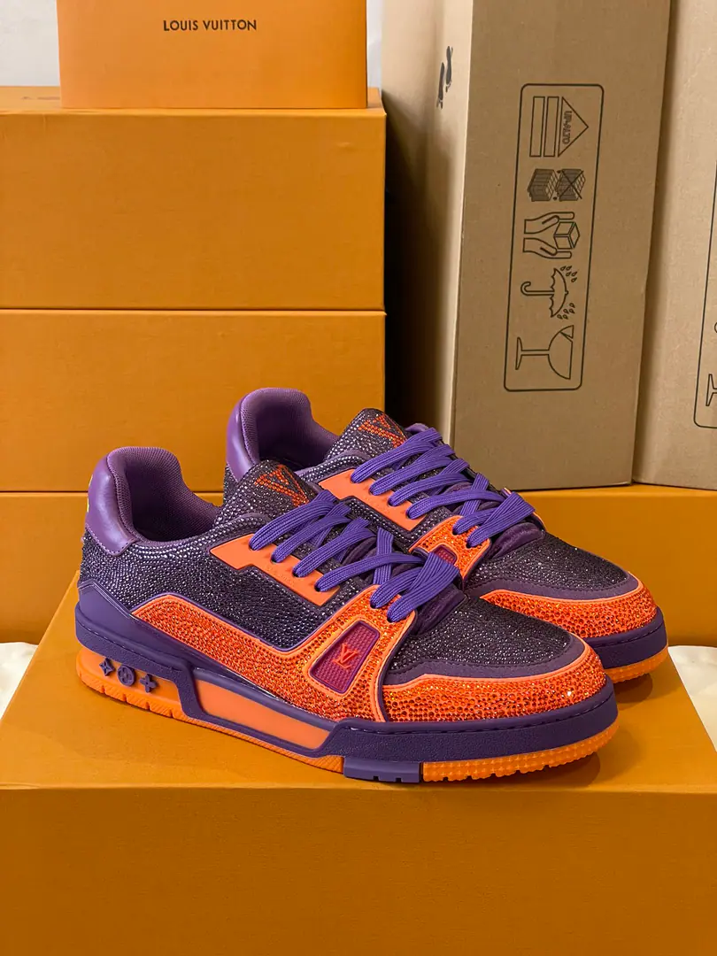 Top Version Couple money.💏 Paragraph LV Trainer The glitter of the crystals of the sneakers., To the designer.Virgil Abloh The original design of the Spring and Summer series is to be saluted.. The surface of the shoes and the rubber floors are a classic brush., Monogram Flowers dotted on it., I'm giving you inspiration from the ancient basketball shoes.. 🆚The only custom-made cow is a high-wild-lit cow counter-featuring. 🆚A private model.Vuitton Marking, Shoe straps. 🆚Customize silk slides. 🆚TPUCombine to base grinding and skating yellow ✅The original is hidden in the background.Monogram Flowers. Process: All computer needles are wired.. Shoeheads., Backset, Cold thermal process modifier. The whole set of holsters.. 35-40 39-44（45.46）