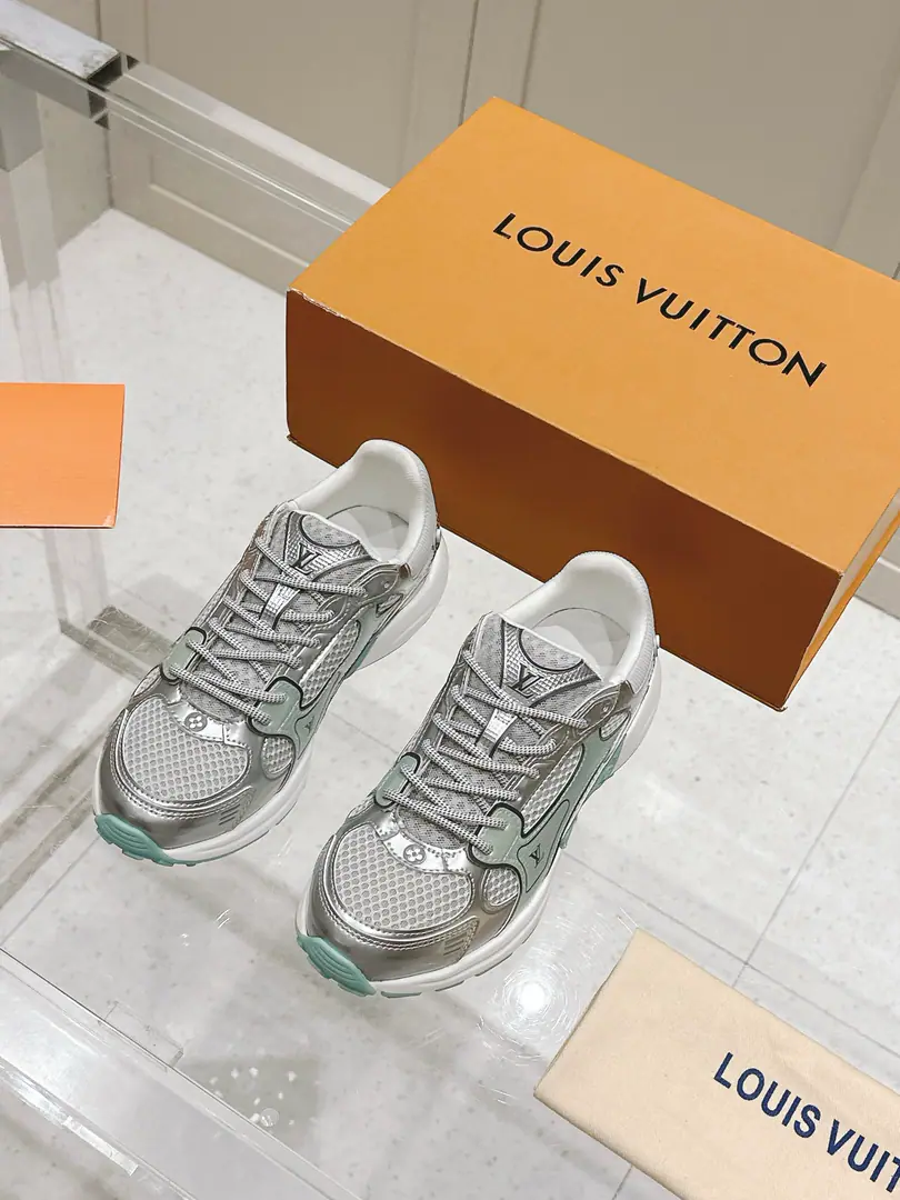 LV Louis Vuitton.LHome. Donkey. LatestOlympiaSeries Couple money. King of Silver Horn. Leisure Sports shoes Run-shoes. Paragraph LV Olympia Technical and technical materials such as the mesh and metal-skinned leather for the integration of sneakers, Design classic shoe remodeling with a simple and easy view.. Light EVA The exterior performance is a snuggler.. Monogram Presses with LV The letters and the details are rich enough to create a sense of recognition. Send a cabinet for fine packaging🛍📦 ▪️Fabulous.: Original imported technical fabric+Network ▪️Uchi.: The original custom-made air network. ▪️Shoes under the sole.: Original model rubber bubble material ▪️Bottom: 3.5CM ▪️Size: Female35-40 / Men39-44