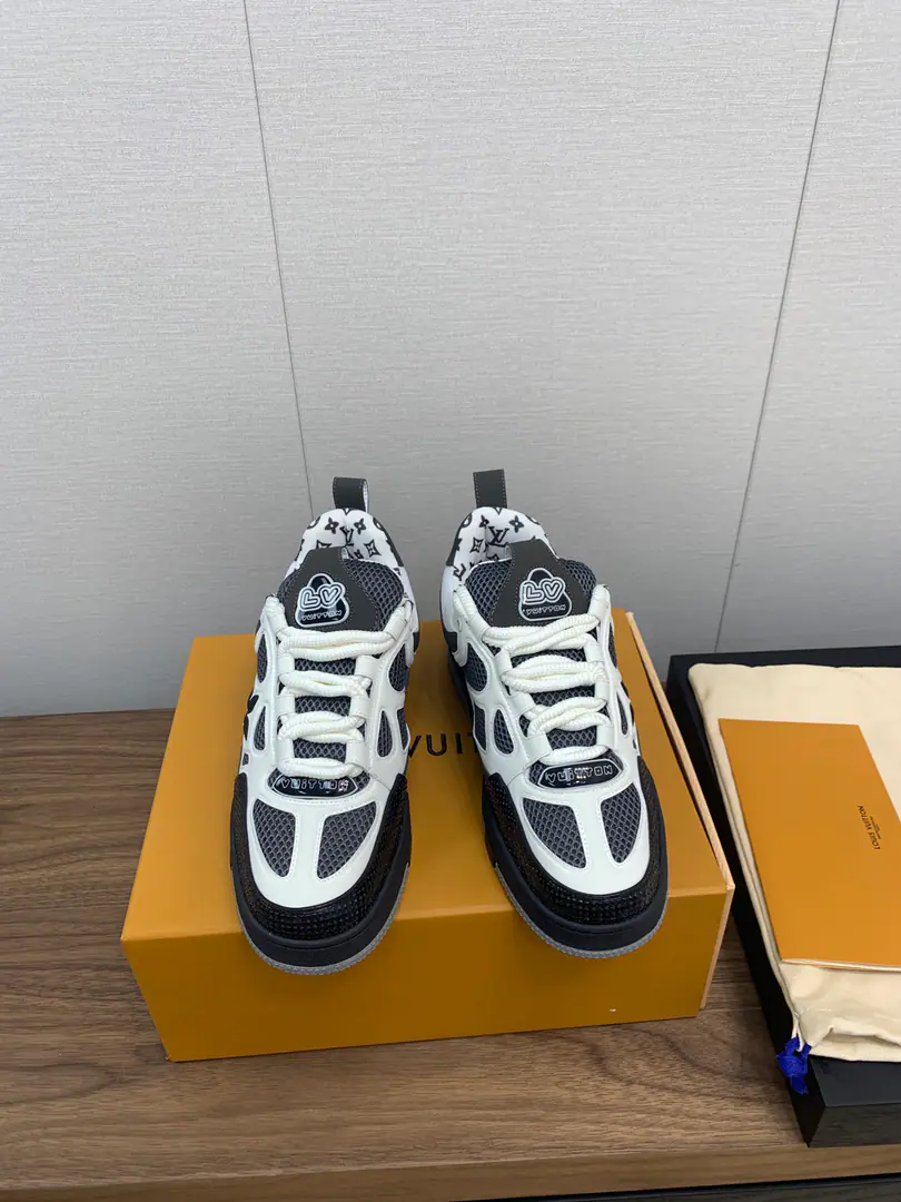 Louis Vuiton🍀 🍀 LV SkateA series of bread shoes.-Skis.-Basketball shoes.-Leisure sports shoes Top Version🔝Original purchase development for sale👍🏻[Fireworks]LV Skate The ViewProfessional skateboarding., It's been going on.90The big ones.. The designers added the stylish element., Like open-faced shoes and tongues and direction.Axion, esandDCThe strap of honor.. This one.LVSK8The sneakers are different from the typical skateboard shoes., It's made of cowbucks., WithTPUArranged andMonogramTexture. And finally..., And on his heels and his tongue.logoAnd the side flower pattern.. Fabulous.:Original customized head-level cattle skin+Airnet. Uchi.:The original imported air network. Codes:Women35-40 Men39-45 （Men38.46Custom No re-election.） Plant