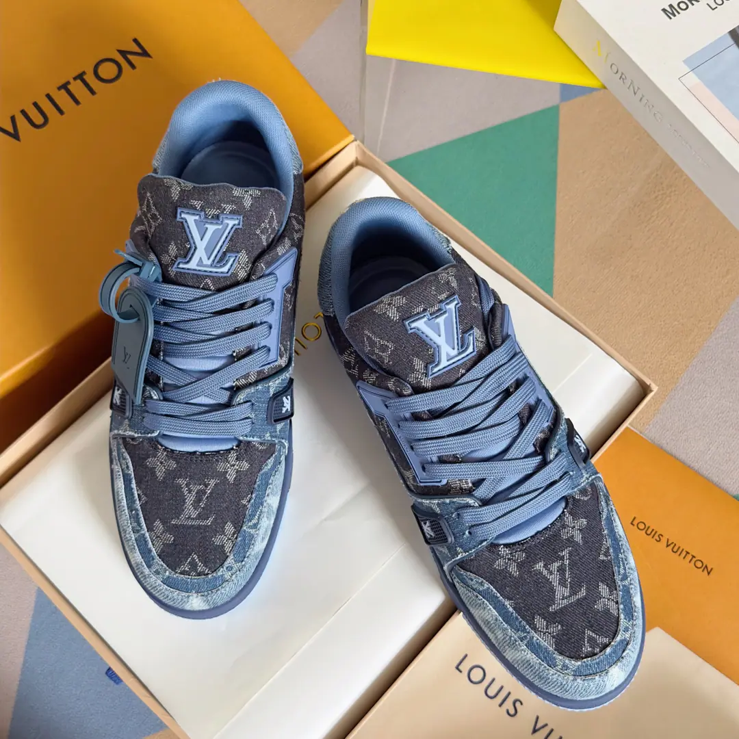 TopLouis Vuiton·Louis Vuitton. 2024ssNew paragraph LV TrainerA series of basketball shoes and sneakers. Top Version🔝Original purchase development for sale👍🏻 This sectionLV TrainerThe sneakers were designed by the designer.Virgil AblohThe classic idea inspired by the ancient basketball shoes., This time, we'll be swirling the leather and theMonogramPumped-up cow leather., And...MonogramFlowers on the rubber bottom, ♪ A bright leap in one colour ♪！🤩 💜Fabulous.: Original import of head-level cattle skin 💛Uchi.: The original custom-made air network. 💚Shoes under the sole.: Original Open-Screen Double ColourTPUGroup Bottom ❤️Bottom: NYO3cm 🤍Codes: Women35-40👣Men39-46👣