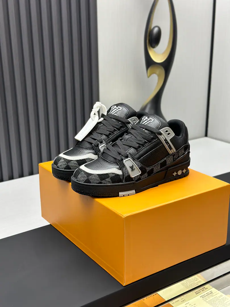 The factory is selling it. Top Version LV-Louis Vuitton.-A classic show. Empty glue process·Original1: 1Develop Rematch！！The upper foot is very comfortable. Luxury materials, - I'm doing a little work., The bottom print is European English letters. The shoe face is combed by Italian imported cow skin., The side of the side is branded.LOGOSigns and signatures, The latest emulsion pad.➕The netted inside., I'm so comfortable with my feet.. Original factory-specific double colourTPUGroup Bottom. Packet process Solid sewn by locks Fabulous.:Uniquely customised head-deck skin. Parts:A private model.Vuitton Marking Uchi.:Customize silk slides.-In the top silk cow. Otsumi!:TPUCombine heavy ground grinding and skating yellow Foot.:New emulsion pads.-The veil is sweaty. Pool process:All computer needles are wired. Shoeheads. Backset Cold thermal mode. Full pull-out. Medium down.logoStripes Box packing -Shoe belt. Certificate Card Notes Accreditation Dustproof bags The best wrapper on the net. Female35-40Men38-46（38/46Make a no-refund order.！
